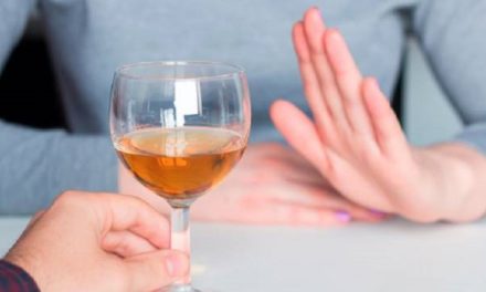 OMS pide disminuir consumo de alcohol para reducir cáncer de mama