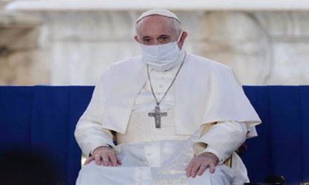 Papa Francisco recibe la tercera dosis de la vacuna contra el coronavirus