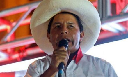Presidente de Perú critica versiones sobre su posible destitución