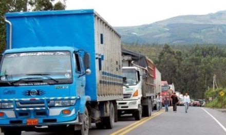 Transportistas piden congelar precio de combustibles en Ecuador