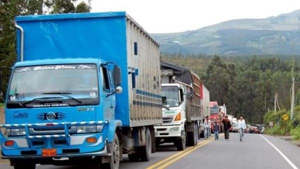 Transportistas piden congelar precio de combustibles en Ecuador