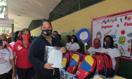 Alcaldía de Libertador entregó bolsos y uniformes escolares a estudiantes de la localidad
