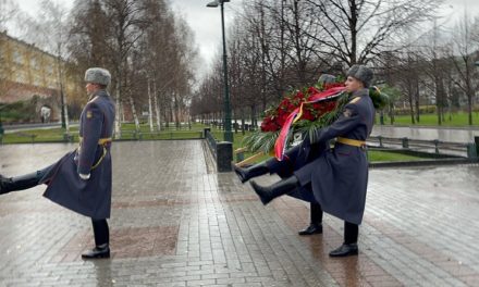 Canciller Félix Plasencia rinde honores ante la Tumba del Soldado Desconocido en Rusia