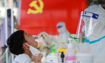 China atribuye su éxito contra la COVID-19 a su política de cero tolerancia
