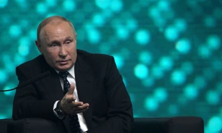 Putin rechaza acusaciones que intentan implicar a Moscú con la crisis en la frontera de Bielorrusia y Polonia