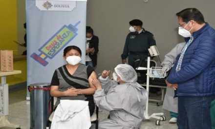 Bolivia decreta que carnet de vacunación sea documento oficial