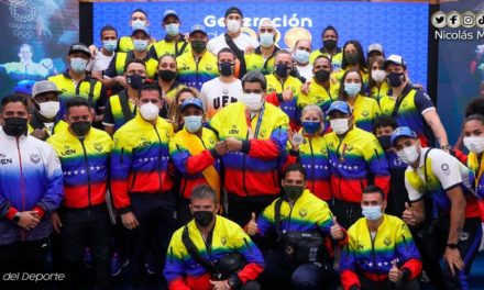 Maduro instó a atletas venezolanos a seguir ondeando la bandera tricolor por el mundo