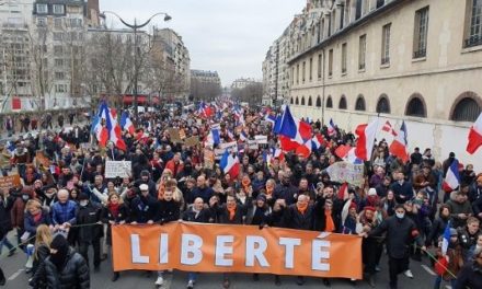 Protestan en Francia contra el pase de vacunación anticovid