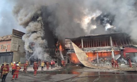 Acumulación de combustible provocó incendio en Cine Cittá en Colinas de Bello Monte