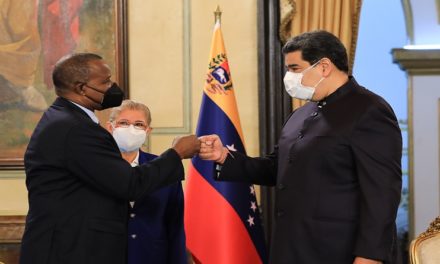 Condecoran a embajador de San Vicente y Las Granadinas tras culminar funciones en Venezuela