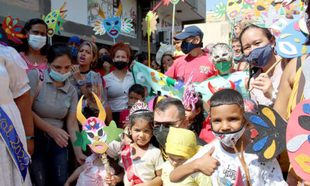 Desfile de Carnaval Alegre y Seguro llenó de colorido las calles de Sucre