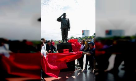 Develan estatua del Comandante Chávez en la parroquia 23 de Enero