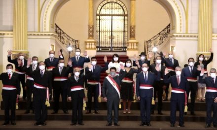 Presidente de Perú juramentó a su nuevo gabinete