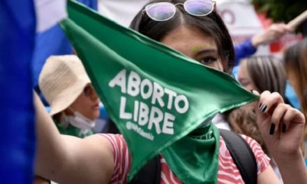 Ecuador estima vetar Ley de aborto en caso de violación