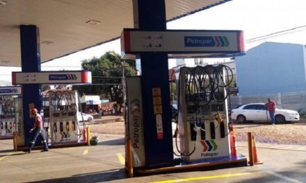 Gasolineras estatales paraguayas abarrotadas por aumento de combustible