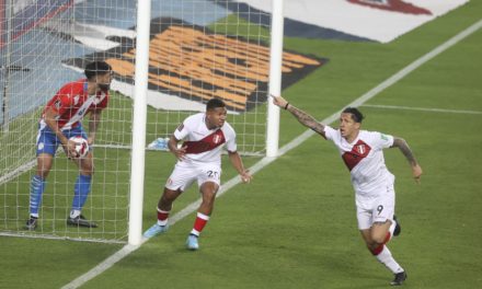 Perú gana a Paraguay por 2-0 y tiene medio boleto al mundial