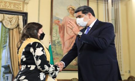 Presidente Maduro otorgó orden Francisco de Miranda a embajadores de Nicaragua y Sudáfrica