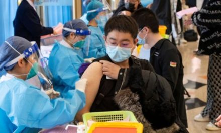 Vacunan a 1.240 millones de personas con esquema completo contra COVID-19 en China
