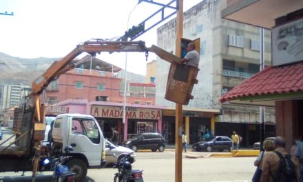 Realizan mantenimiento de red semaforizada en Ribas