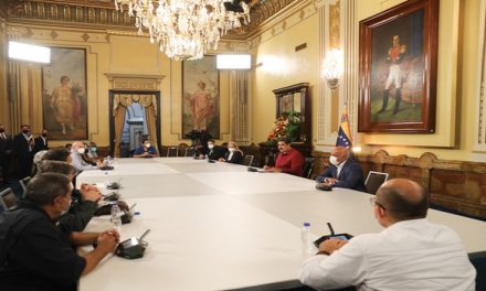 Presidente Nicolás Maduro recibe a integrantes del foro cívico en Miraflores en diálogo nacional