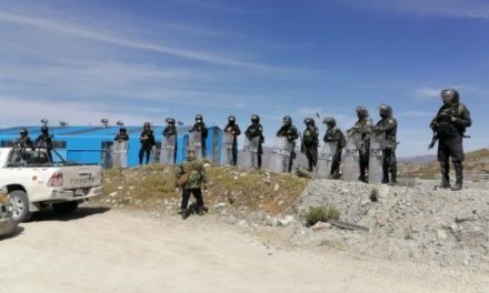 Policía de Perú desaloja comunidades en minera Las Bambas