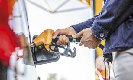 Estados Unidos registra un aumento histórico en el precio de la gasolina esta semana