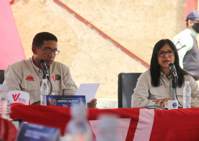 Ministro de Misión Vivienda Ildemaro Villarroel junto a la Gobernadora Karina Carpio