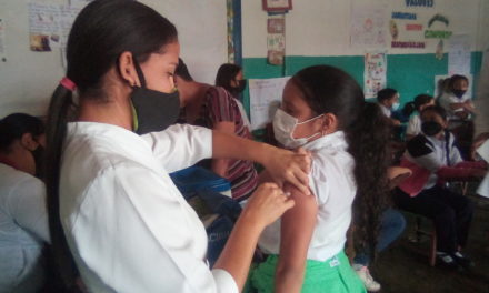 La Salud va a la Escuela atendió a niños de la EBN María Luisa Paredes de Antonini