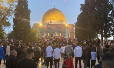 Palestinos culminan Ramadán con oración en mezquita de Al-Aqsa
