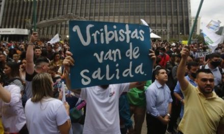 Colombianos realizan plantón en rechazo a suspensión de alcalde