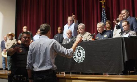 Gobernador de Texas se opone a legislación que controle uso de armas