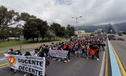Universitarios de Ecuador exigen aumento salarial para docentes