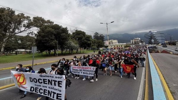 Universitarios de Ecuador exigen aumento salarial para docentes
