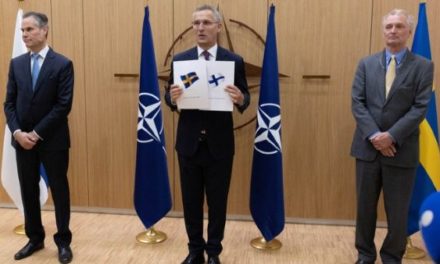 Suecia y Finlandia entregan solicitudes de ingreso a la OTAN