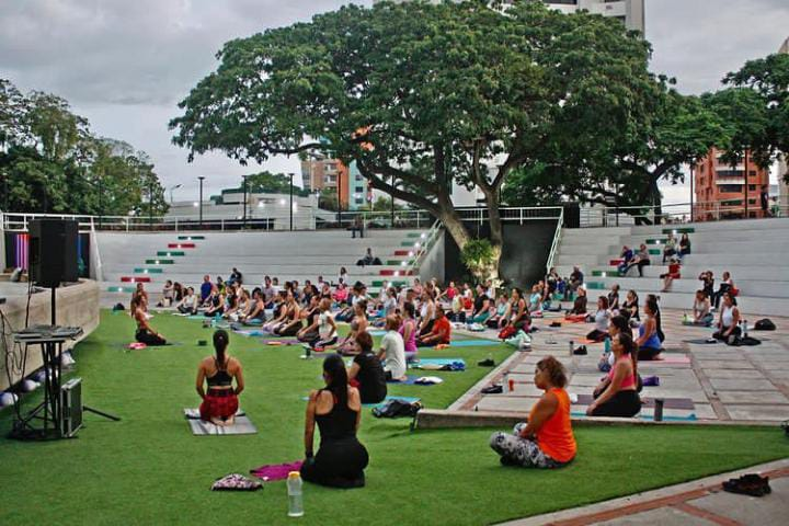 El yoga gana adeptos en las renovadas instalaciones de la Concha Acústica de Maracay