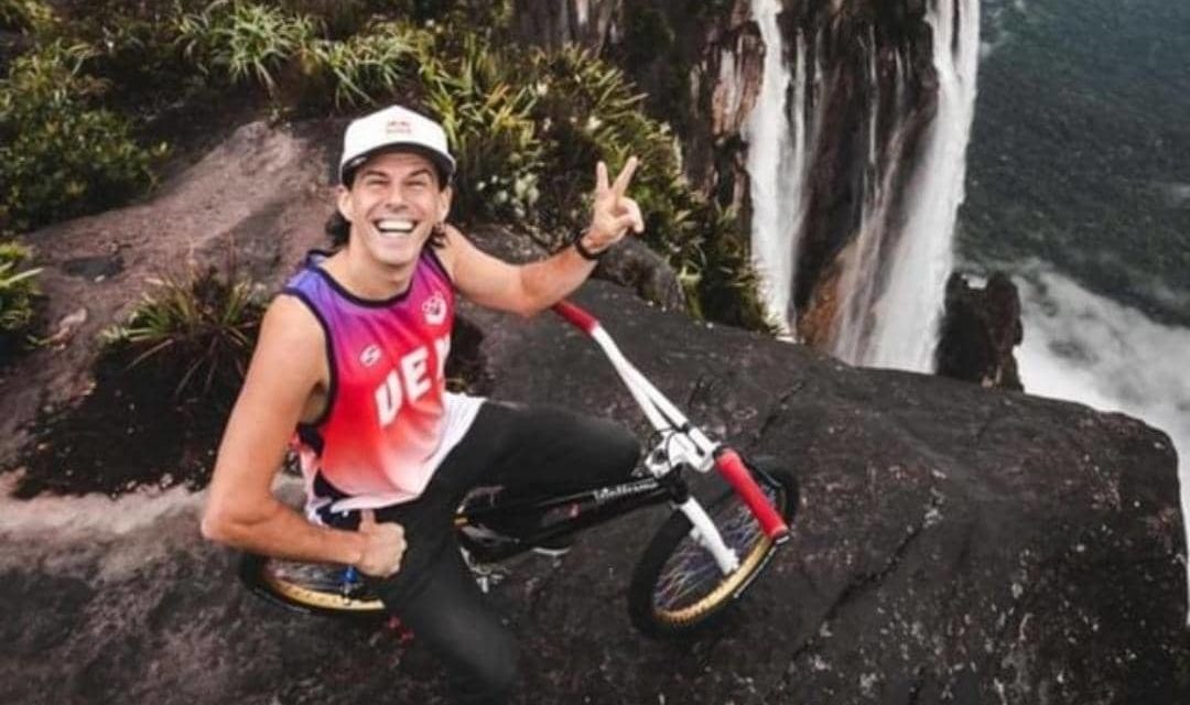 Daniel Dhers llevó su bicicleta hasta el Salto Ángel | Foto: Cortesía