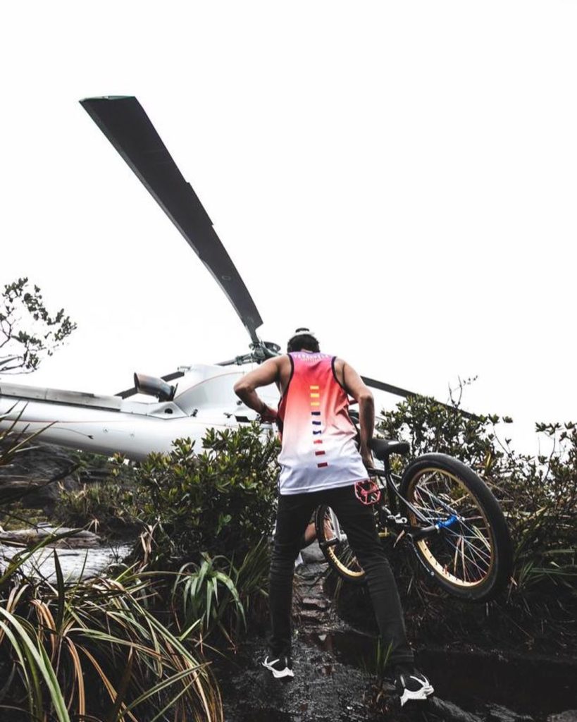Daniel Dhers llevó su bicicleta hasta el Salto Ángel | Fotos: Cortesía