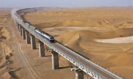 Activan línea ferroviaria alrededor del desierto más grande en China