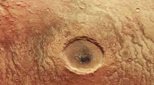 Revelan la imagen de un cráter en Marte con la forma de un ojo abierto