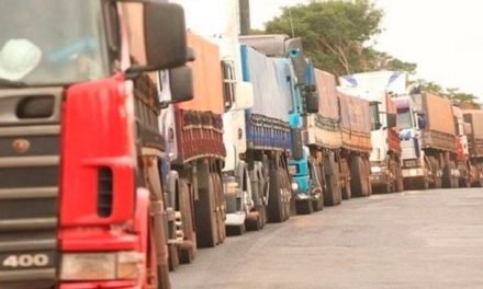 Camioneros paraguayos protestan por alza de combustibles