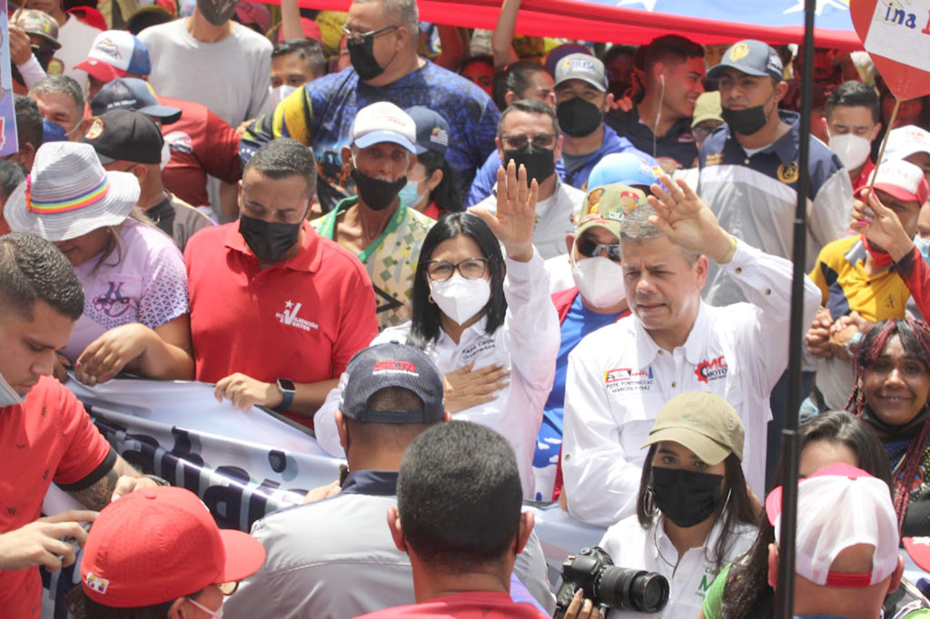 La gobernadora Karina Carpio lideró la marcha en respaldo al presidente Maduro | Fotos Jesús Pacheco