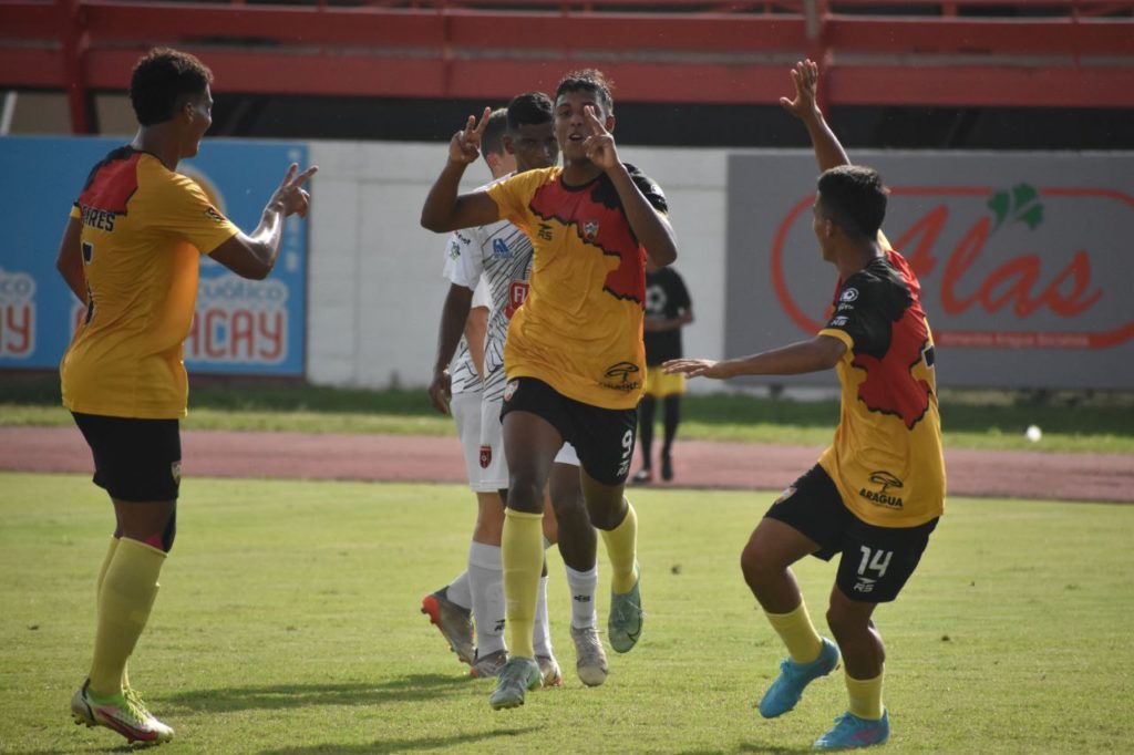 Los jugadores de la reserva han logrado mantenerse en la primera posición del Torneo Promesas Futve | FOTO PRENSA ARAGUA FC