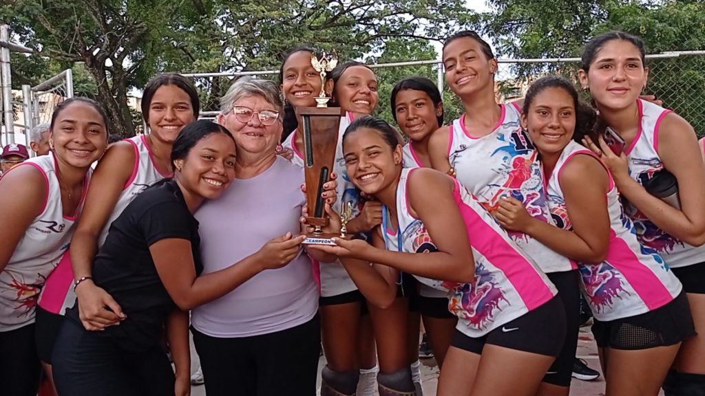 Las chicas de Rainbow Club Voleibol demostraron su superioridad en el Torneo Estadal | FOTO PRENSA ALCALDÍA DE SUCRE