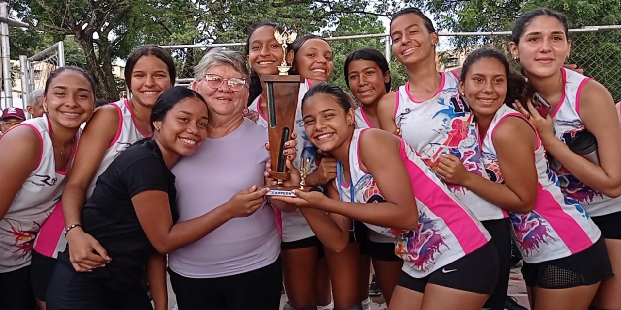 Las chicas de Rainbow Club Voleibol demostraron su superioridad en el Torneo Estadal | FOTO PRENSA ALCALDÍA DE SUCRE