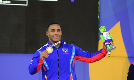 Julio Mayora obtuvo Oro e impuso récord en levantamiento de pesas