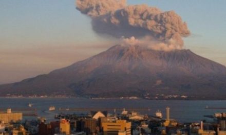 Volcán entra en erupción en la isla japonesa occidental de Kyushu