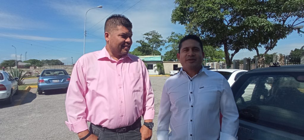 Antonio Córdova, representante comercial de la empresa Servincrem, acompañado por Osmar Aparicio, representante jurídico de la misma