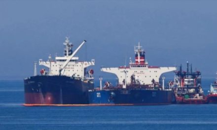 Petrolero iraní retenido en Grecia regresará pese a presiones de EEUU