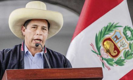 Presidente peruano denunció intento de encarcelar a su esposa