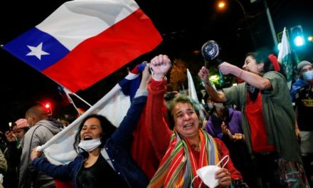 Chilenas lideran acto en apoyo a plebiscito constitucional